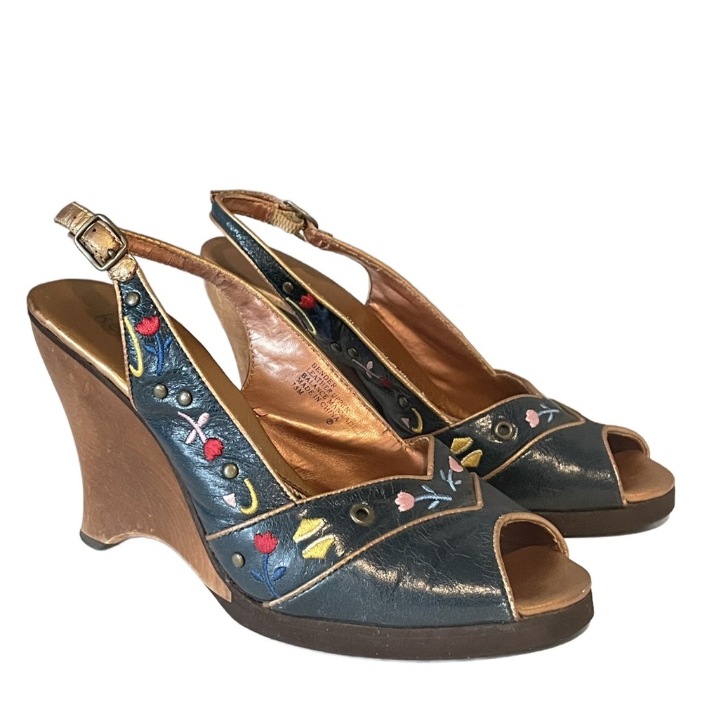 Kenzie Bender Blue Leather Wedge Floral Embroidered Studs Women’s Sandals Sz 7.5